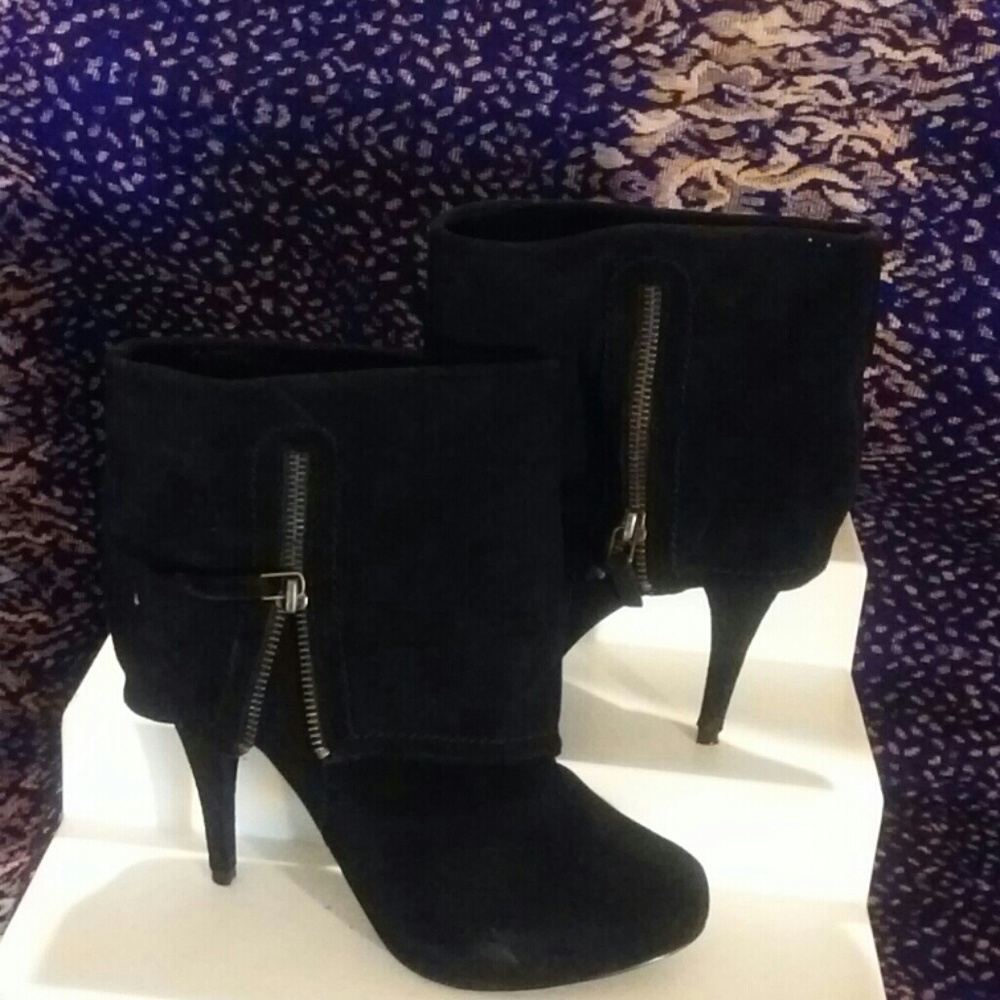 Ladies black suede boots with zipper on the side